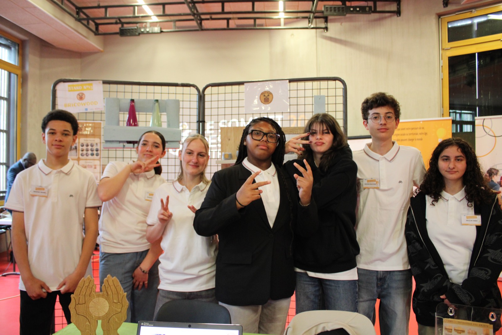 Un groupe de jeunes du programme Les Idéateurs, poings levés