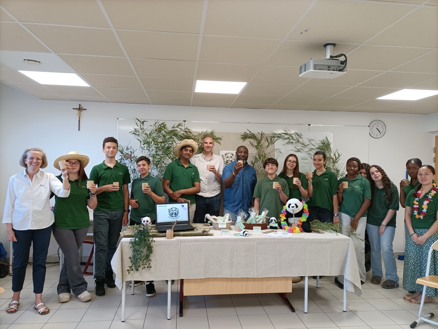 Jeunes entrepreneurs fêtant leur projet, verres levés